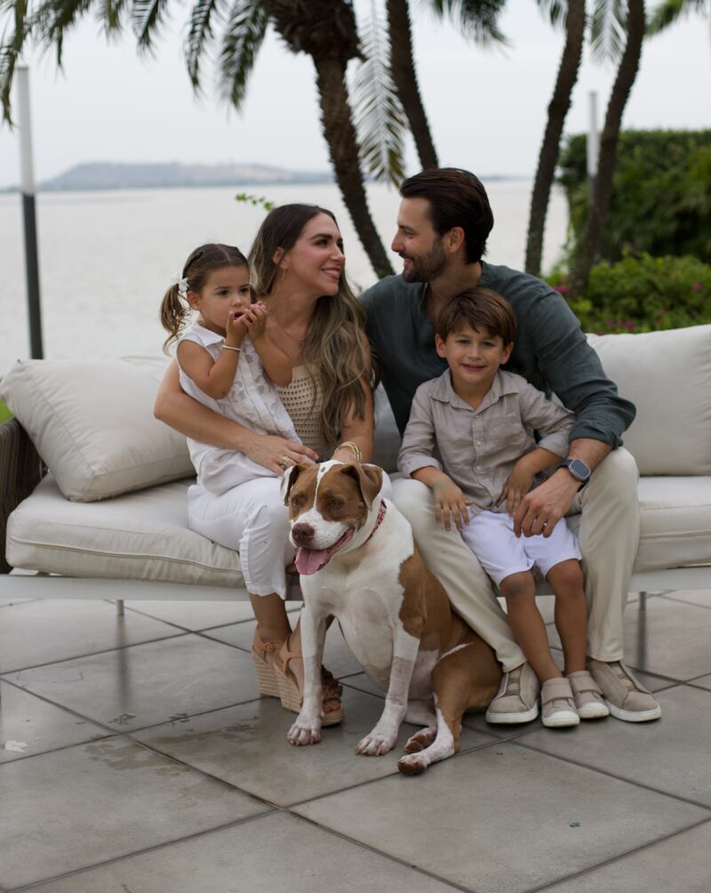 Niels Olsen junto a su familia