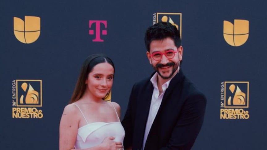 Así fue la primera alfombra roja de Camilo y Evaluna mostrando su ‘pancita’ en los ‘Premios Lo nuestro’