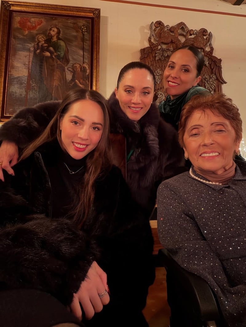 Aneliz Aguilar presume la Navidad con su familia