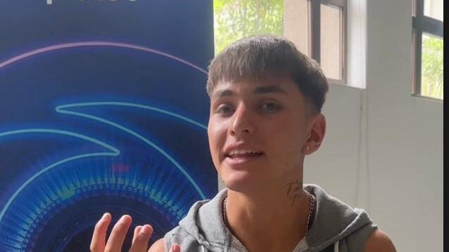 EL penúltimo eliminado de Gran Hermano, Hans Valdés, se refirió a la infidelidad que sufrió Alessia Traverso de parte de Raimundo Cerda, recoméndandole que de vuelta la página, puesto que el que la hace una vez la hace dos veces.
Así lo contó en conversación con Publimetro, tras su salida del reality donde estuvo 147 días.
“Yo le recomendaría que se enfocara en ella, que tiene un futuro tremendo y que le saque provecho. Yva a llegar lejos”.
Por lo mismo, respecto a darle una nueva oportunidad a Raimundo, fue claro, indicando que no.
“Cuando vives eso, la confianza ya no es la misma. Se pierde esa confianza y nunca va a ser igual. Porque siempre vas a estar con el miedo de que puede hacerlo otra vez”.
Finalmente, en caso de darle un consejo, aseguró que le diría que “no” vuelva con Raimundo.
Sobre Rai, en tanto, destacó que por lo menos dio la cara y entregó su versión de los hechos.
“La cagó mi compadre. Lo bueno es que fue al panel a dar su versión y eso habla bien de él”, sentenció.