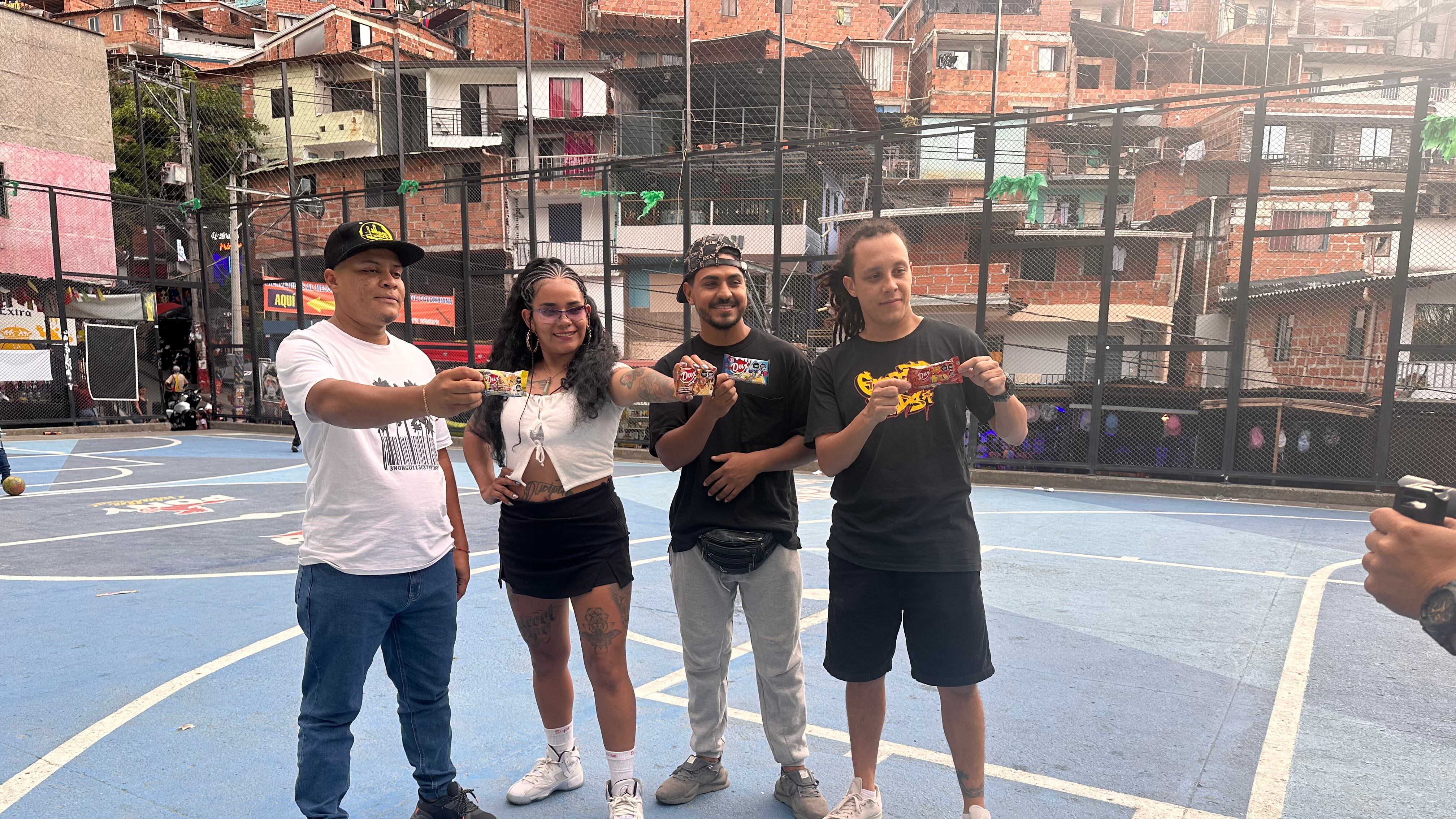 Los artistas populares que ayudaron a crear el calzado que vistió a 600 personas con ayuda de Dux