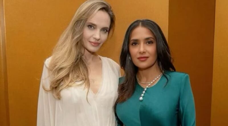 Angelina Jolie y Salma Hayek causan furor en su visita a México