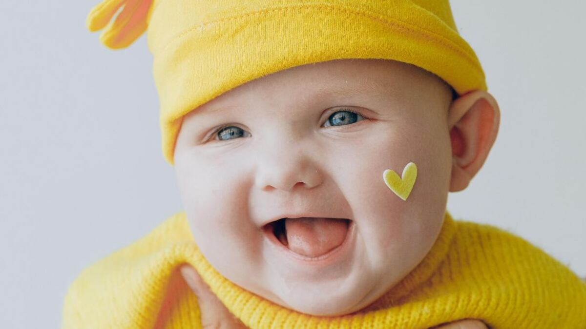 La lista de nombres que significan alegría es muy amplia y variada