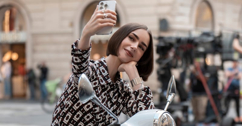 El equipo de ‘Emily in Paris’ desató indignación por esto.