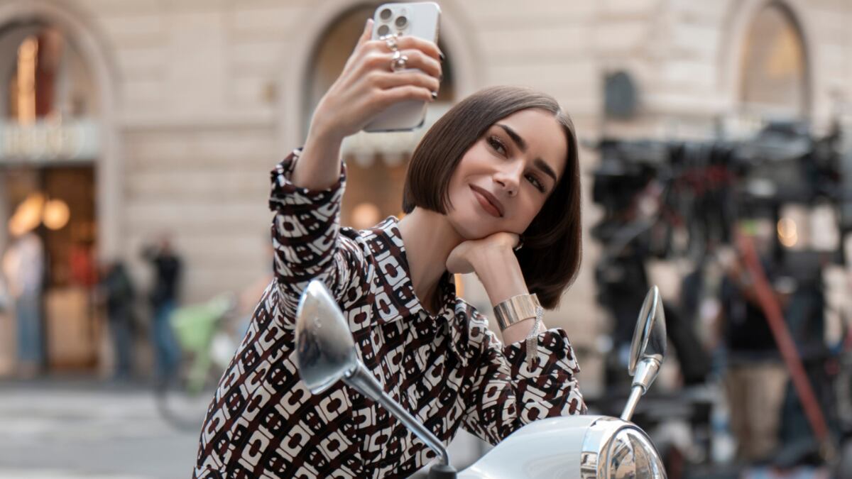 El equipo de ‘Emily in Paris’ desató indignación por esto.