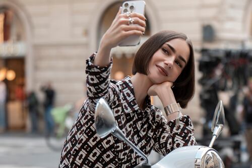 “Falta de respeto”: tras muerte de integrante de ‘Emily in Paris’ este gesto del equipo desató indignación