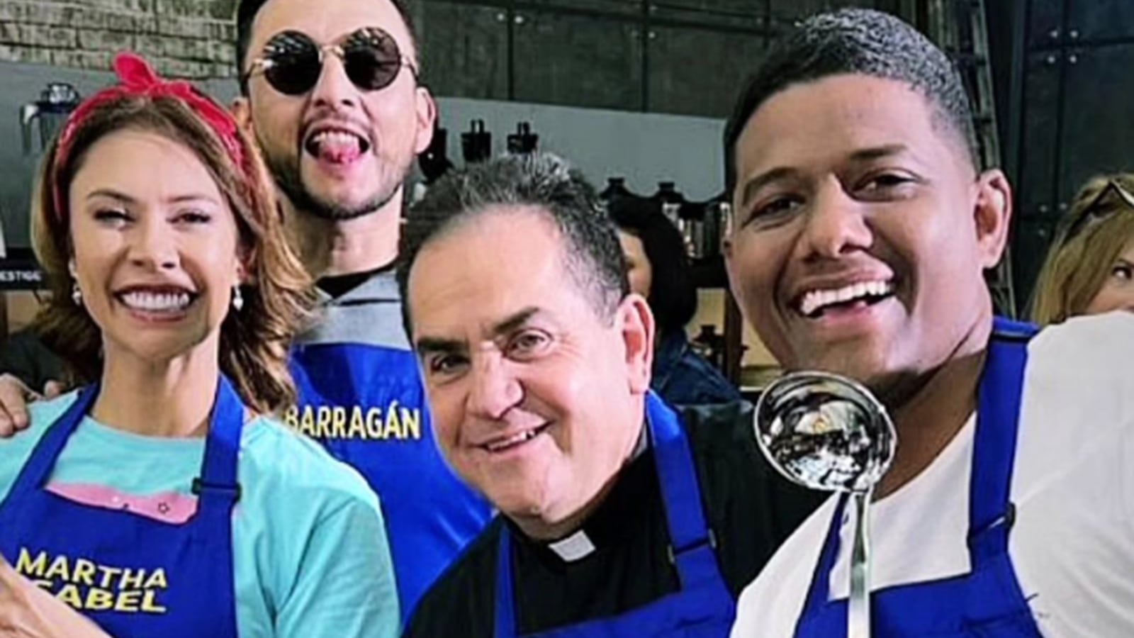 “¿Por qué no les gusta si es adorable?” él es el cura que le pone fe al set de ‘Masterchef’.