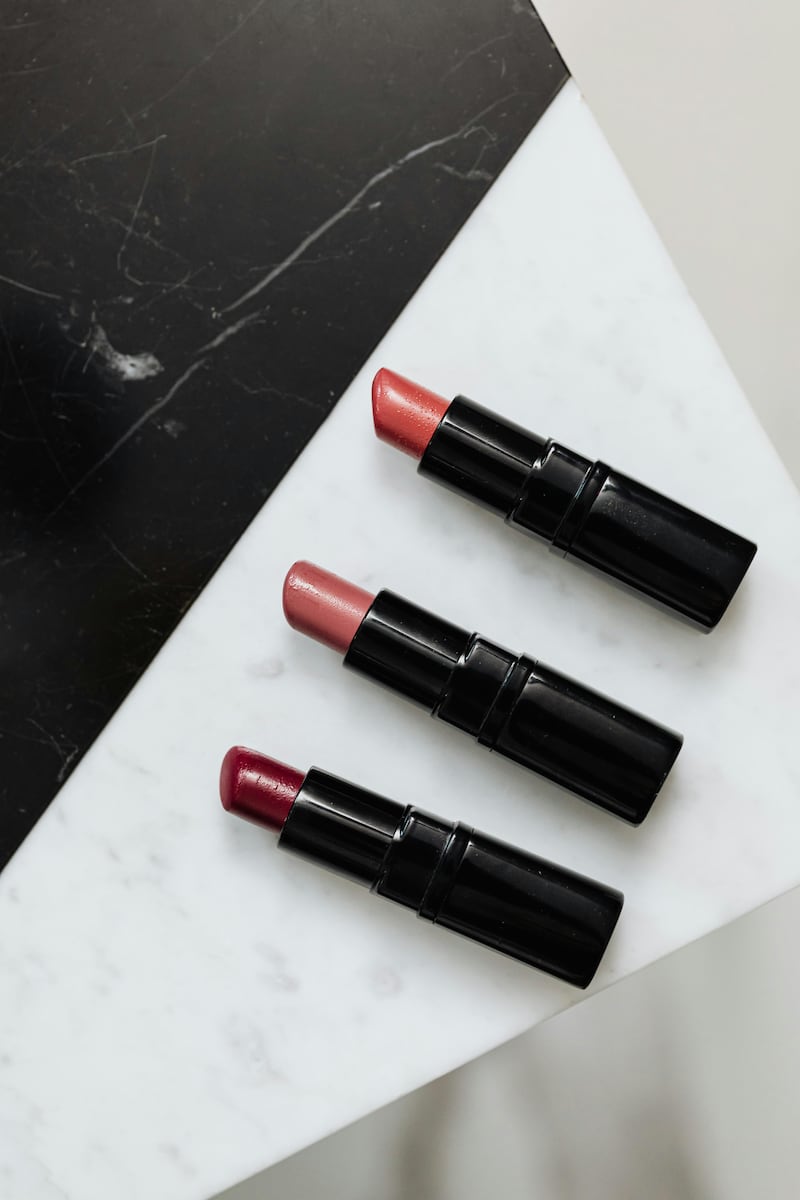 El labial perfecto ideal para mujeres después de los 40: ilumina y favorece el rostro