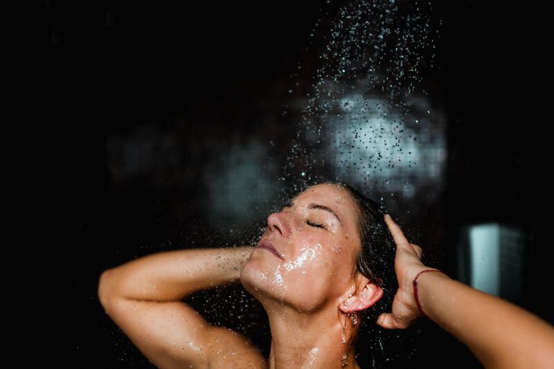 Después del ejercicio, iniciar una ducha con agua fría puede ayudar a bajar la inflamación.