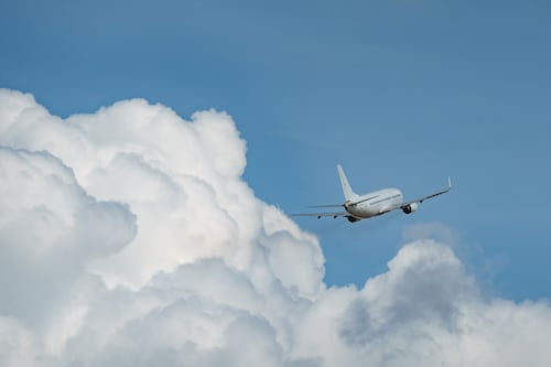 Pareja fue descubierta intentando tener intimidad en un avión y terminó detenida al aterrizar