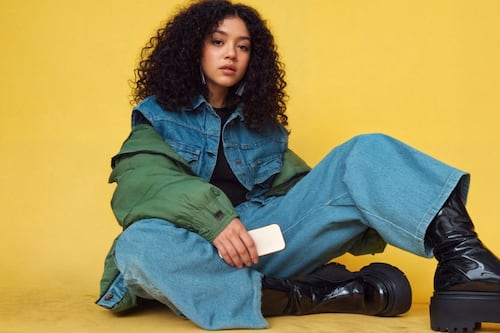 Jeans ‘wide leg’ y botines: la elegante combinación que gana terreno este año, así se lleva