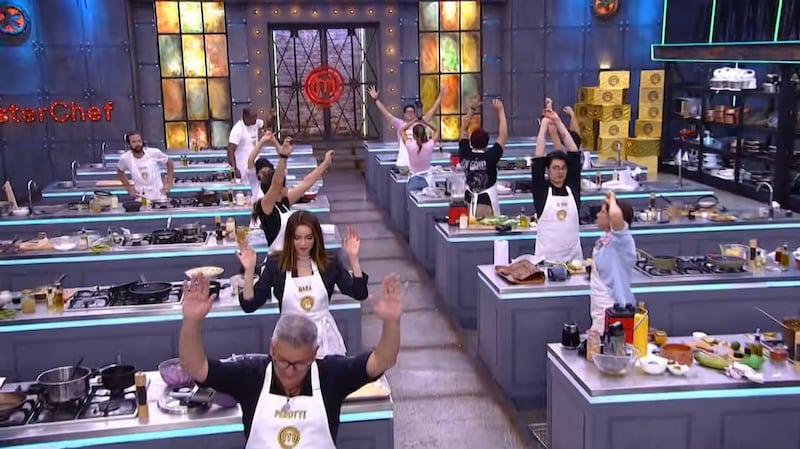 Los competidores preparan sus platos con diferentes variedades de pescado