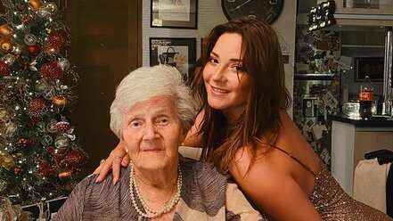 Kel Calderón junto a su abuela