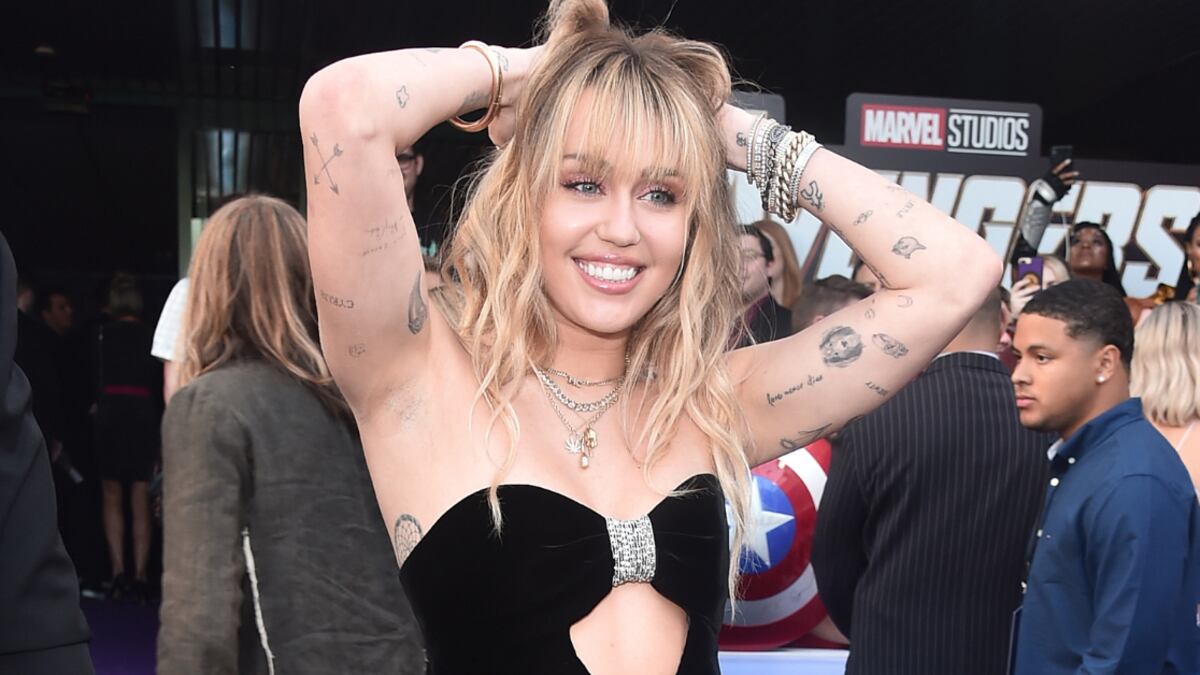 Miley Cyrus fue cruelmente criticada por su ‘cambio de look’ en los Oscars.