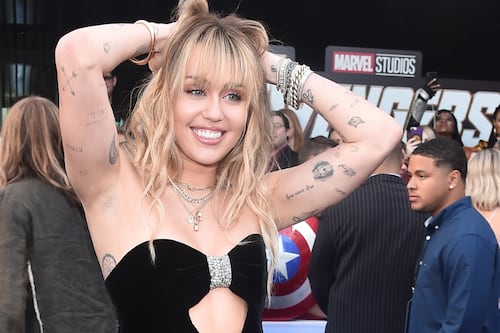 ¿Estilo Ángela Aguilar? El nuevo look de Miley Cyrus en los Premios Óscar por el que la criticaron