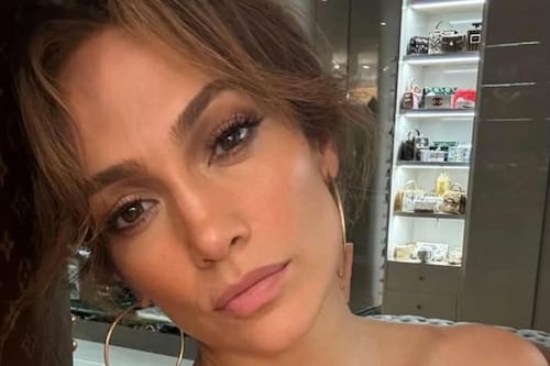 “No todo es cirugía”: Jennifer Lopez deslumbra con atrevido look “entallado” rojo a sus 56