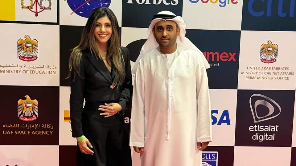 Karolina Puente con Adnan Al Noorani, Emiratos Árabes Unidos, fundador y presidente del Future Innovation Summit, líder destacado en la región del Golfo.