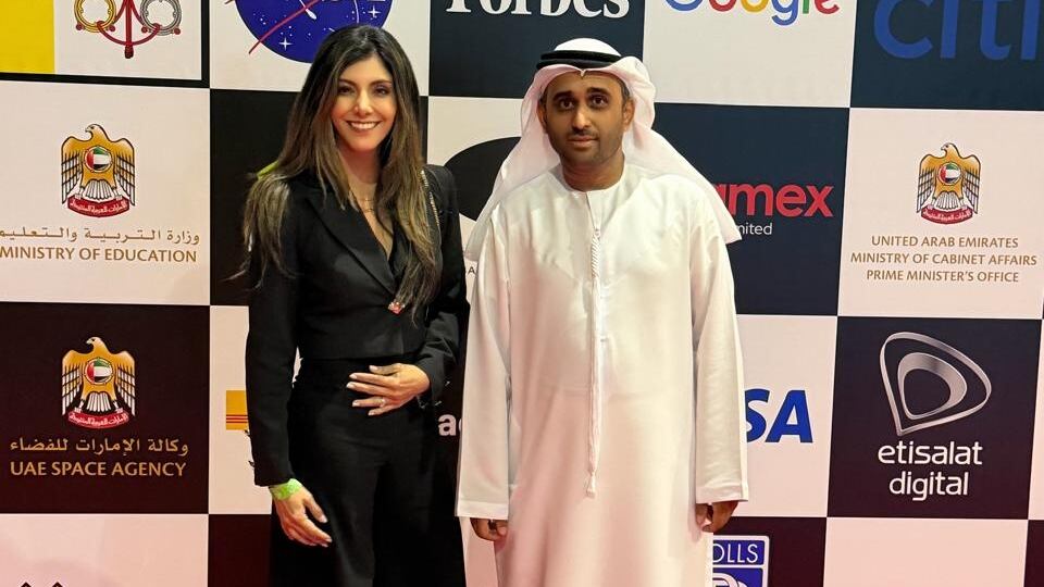 Karolina Puente con Adnan Al Noorani, Emiratos Árabes Unidos, fundador y presidente del Future Innovation Summit, líder destacado en la región del Golfo.