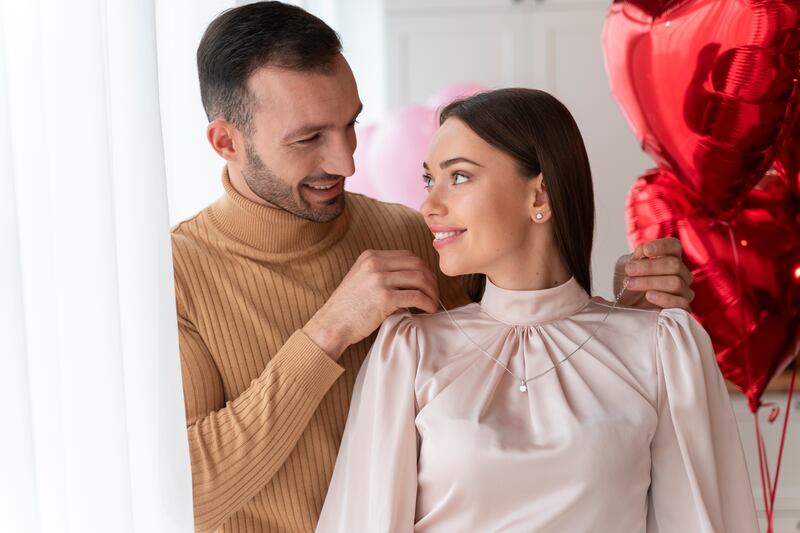 Para enamorar en este San Valentín inspírate en looks cómodos, coquetos y llenos de estilo