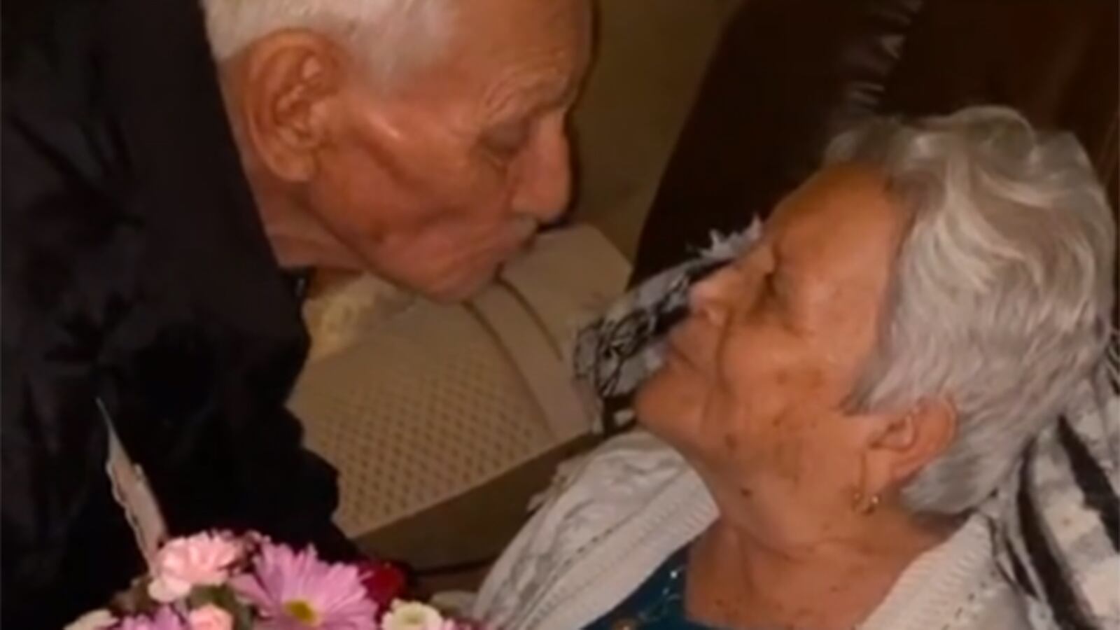 “El verdadero ‘hasta que la muerte los separe’”: la conmovedora despedida de un abuelo a su esposa.