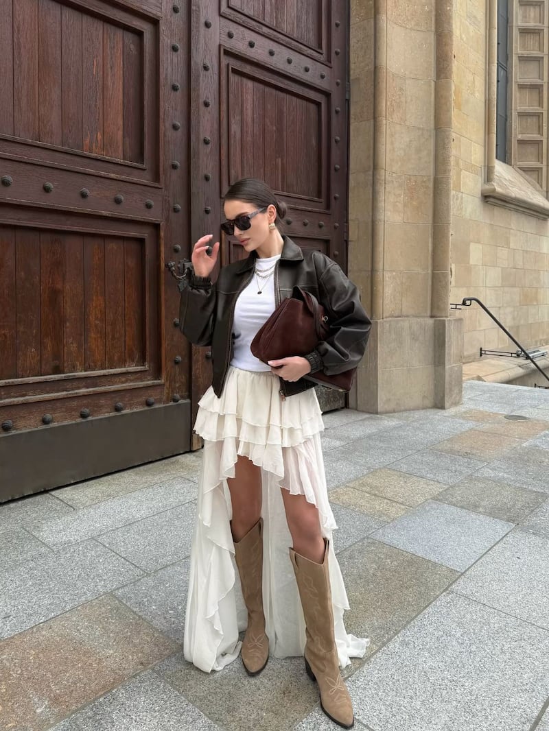 ¡Adiós jeans! Las faldas ‘campana’ le dan un giro a moderno y sofisticado a tu look