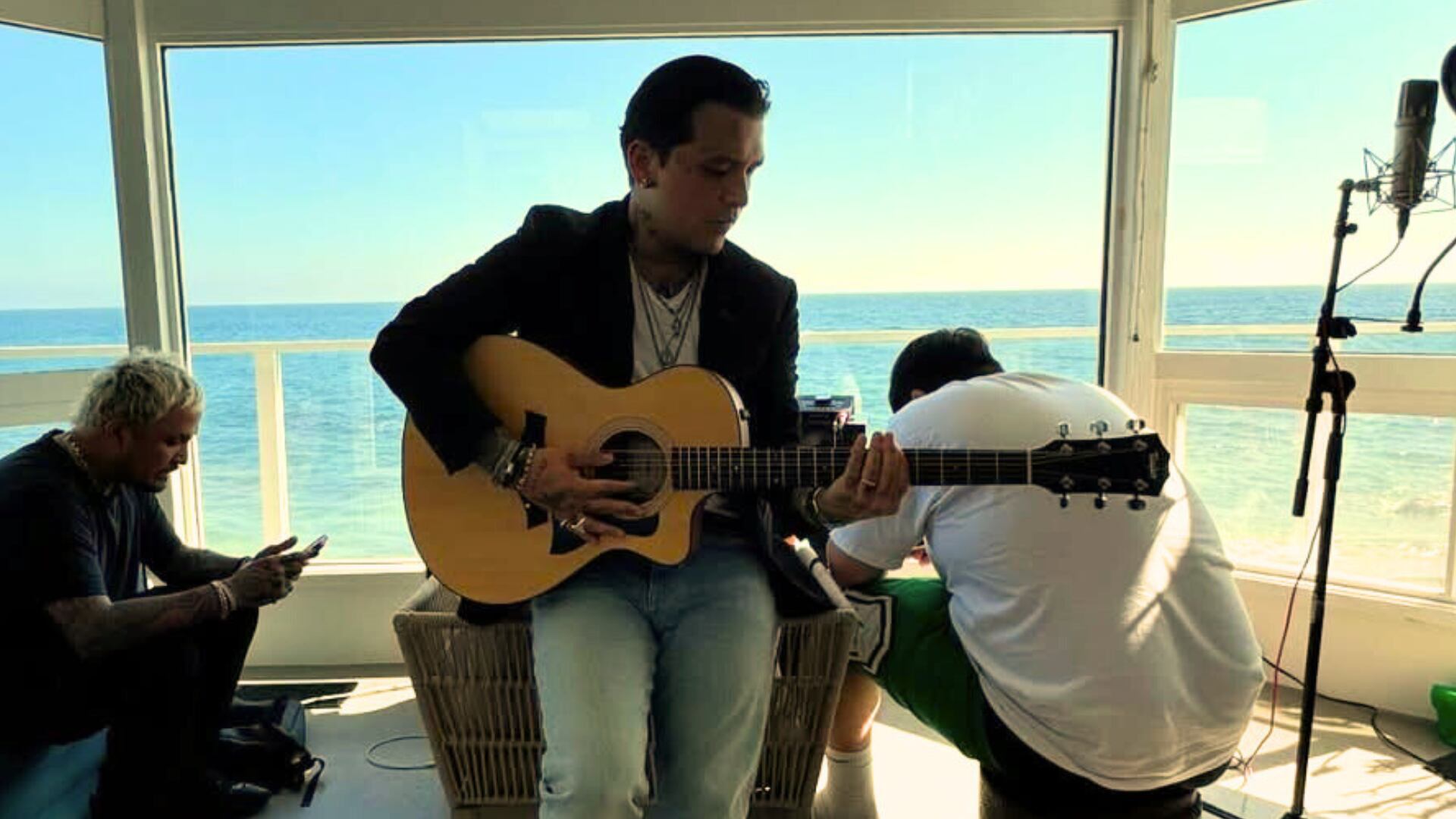 El cantante Christian Nodal cerró la Feria de Estatal de León 2025, el pasado 5 de febrero, y su corista encantó con su voz en este icónico tema.