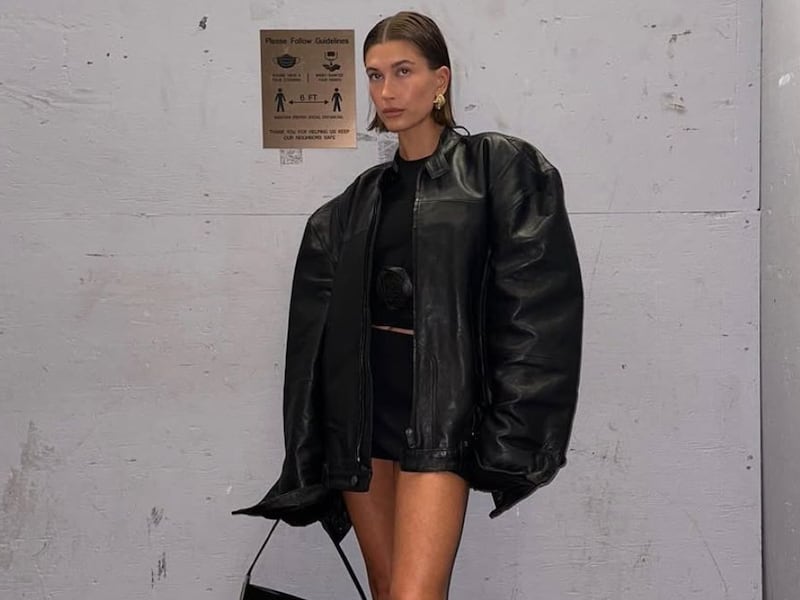 Ni blazers ni chamarras de mezclilla: la bomber oversize es la prenda que dominará los outfits este año