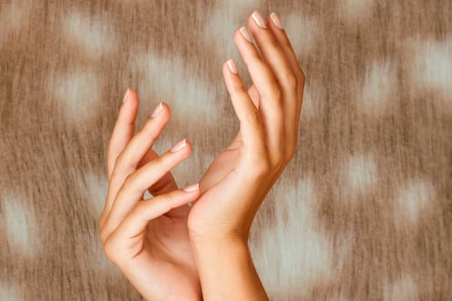 ¡Adiós uñas francesas! El manicure ‘venado’ es la tendencia más bonita y original del año: todas la amarán