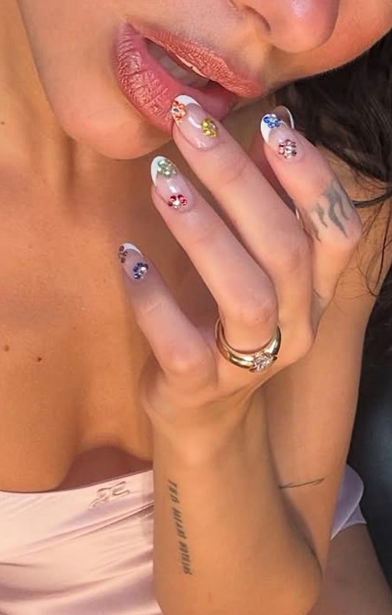 Tendencia de uñas francesas con flores de pedrería