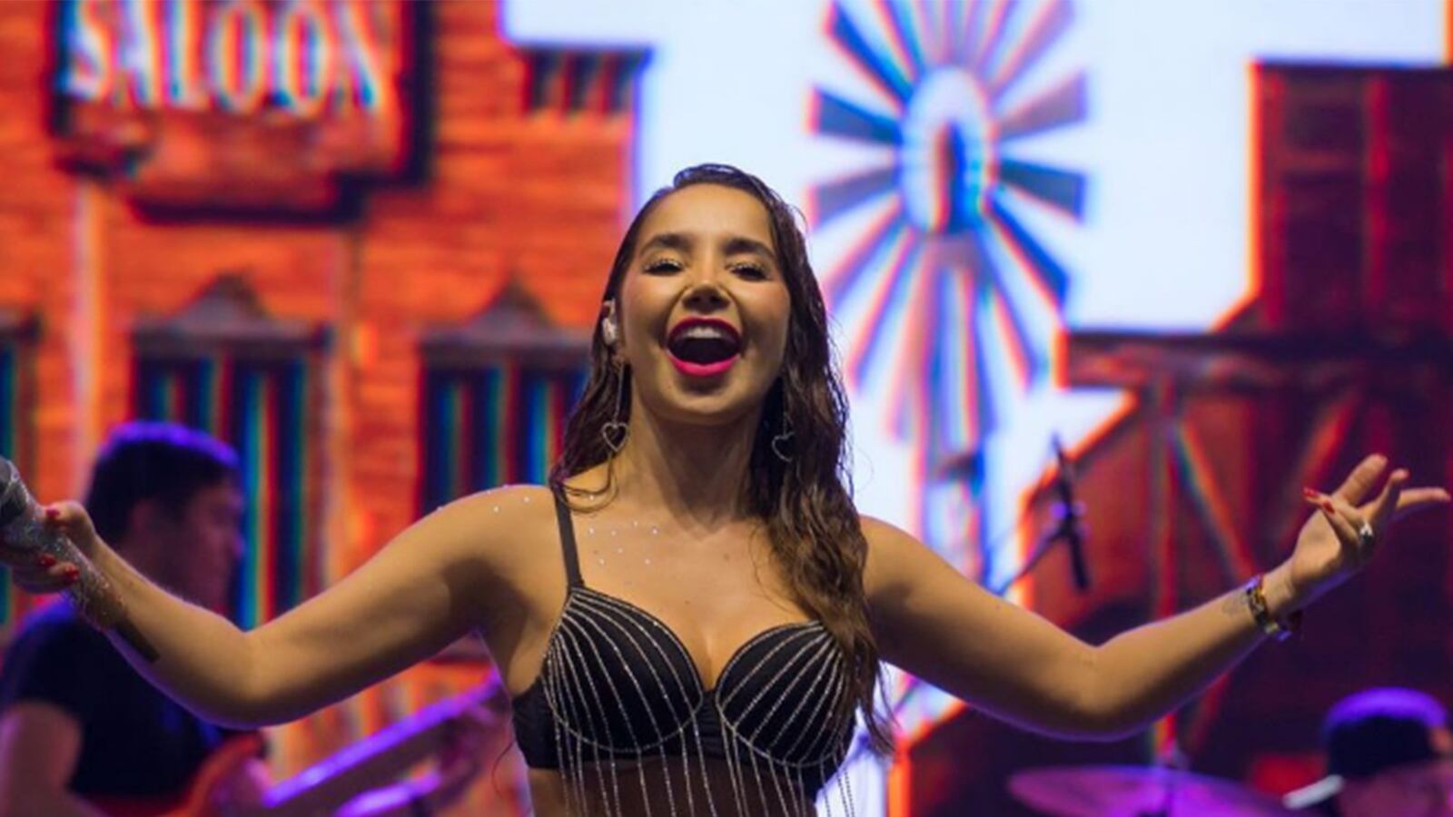 Paola Jara luce siempre impecable sobre el escenario, así no estén las condiciones dadas.