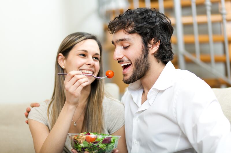 Tomar decisiones saludables no siempre es fácil; a veces resulta difícil encontrar el tiempo y la energía para hacer ejercicio con regularidad o preparar comidas saludables. Sin embargo, los esfuerzos siempre darán frutos. Aquí te decimos cómo lograrlo