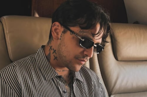 Abogados abandonan a Christian Nodal en medio de disputa legal contra disquera