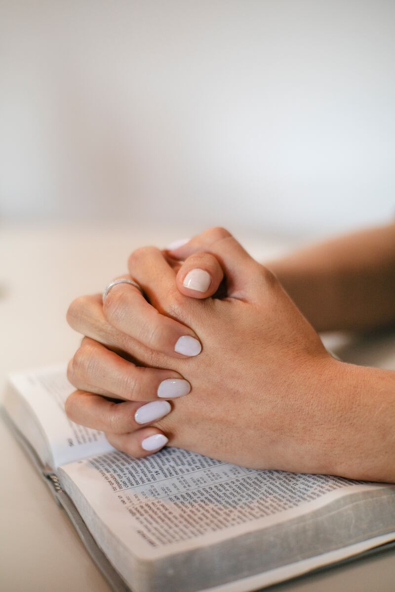 ¿Extrañas a esa persona? Conoce esta poderosa oración para pedir que regrese a tu vida con amor