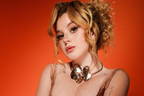 Briggitte Bozzo rompe los esquemas con un look que combina el color de sus labios con el de su cabello