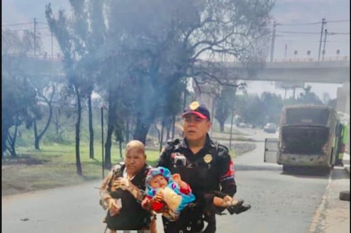 Policía héroe rescata a una bebé tras explosión de pipa de gas en Iztapalapa