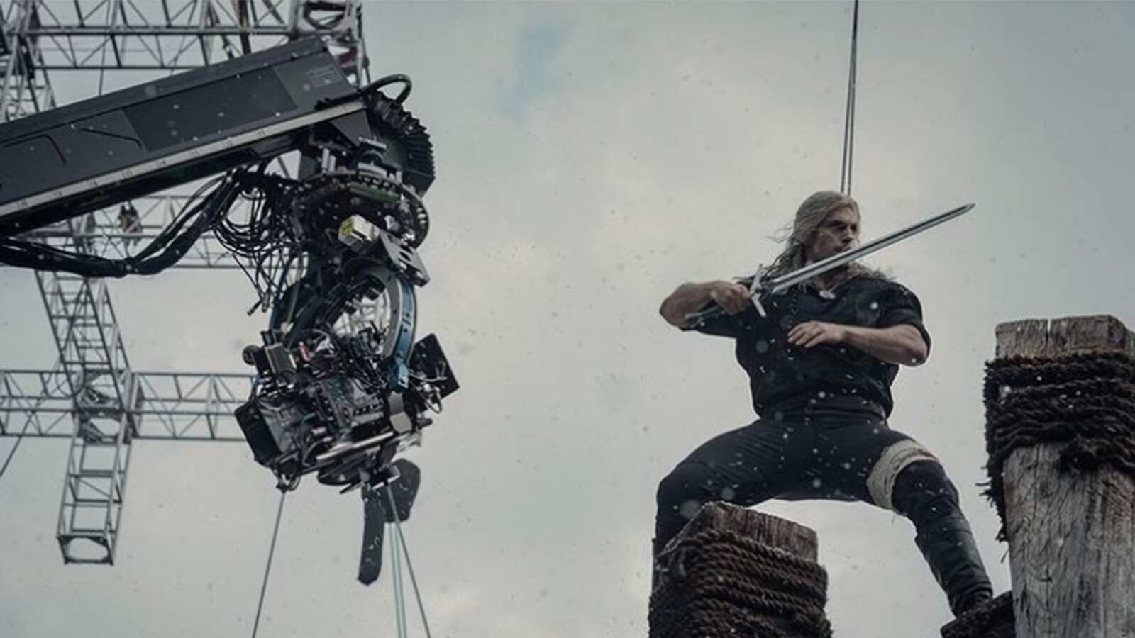 Henry Cavill tras cámaras de The Witcher.