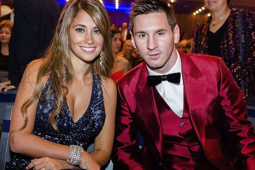 Esposa de Messi viaja de Argentina a Rusia para acompañarlo y romper rumores de crisis