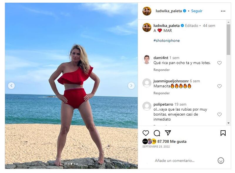Ludwika Paleta en un traje de baño rojo