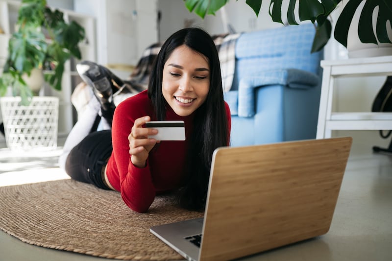 Comprar sin gastar: la nueva tendencia digital que desafía el consumo impulsivo
