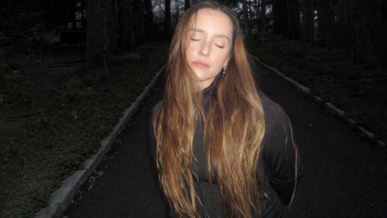 Evaluna retoma su carrera como solista con el lanzamiento de “Rollitos de papel”