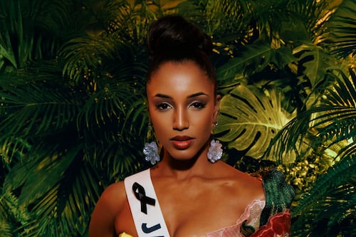 Miss Jamaica cayó del escenario y fue sacada en camilla en la preliminar del Miss Universo 2025