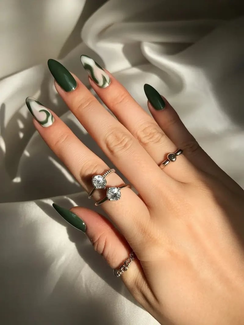 Manicura forest green en tendencia