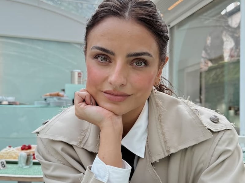Aislinn Derbez posa junto a famosa supermodelo pero su look lencero se lleva los aplausos: “divina”