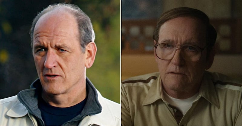 Richard Jenkins en 'Six Feet Under' y en 'Monster: The Jeffrey Dahmer Story'