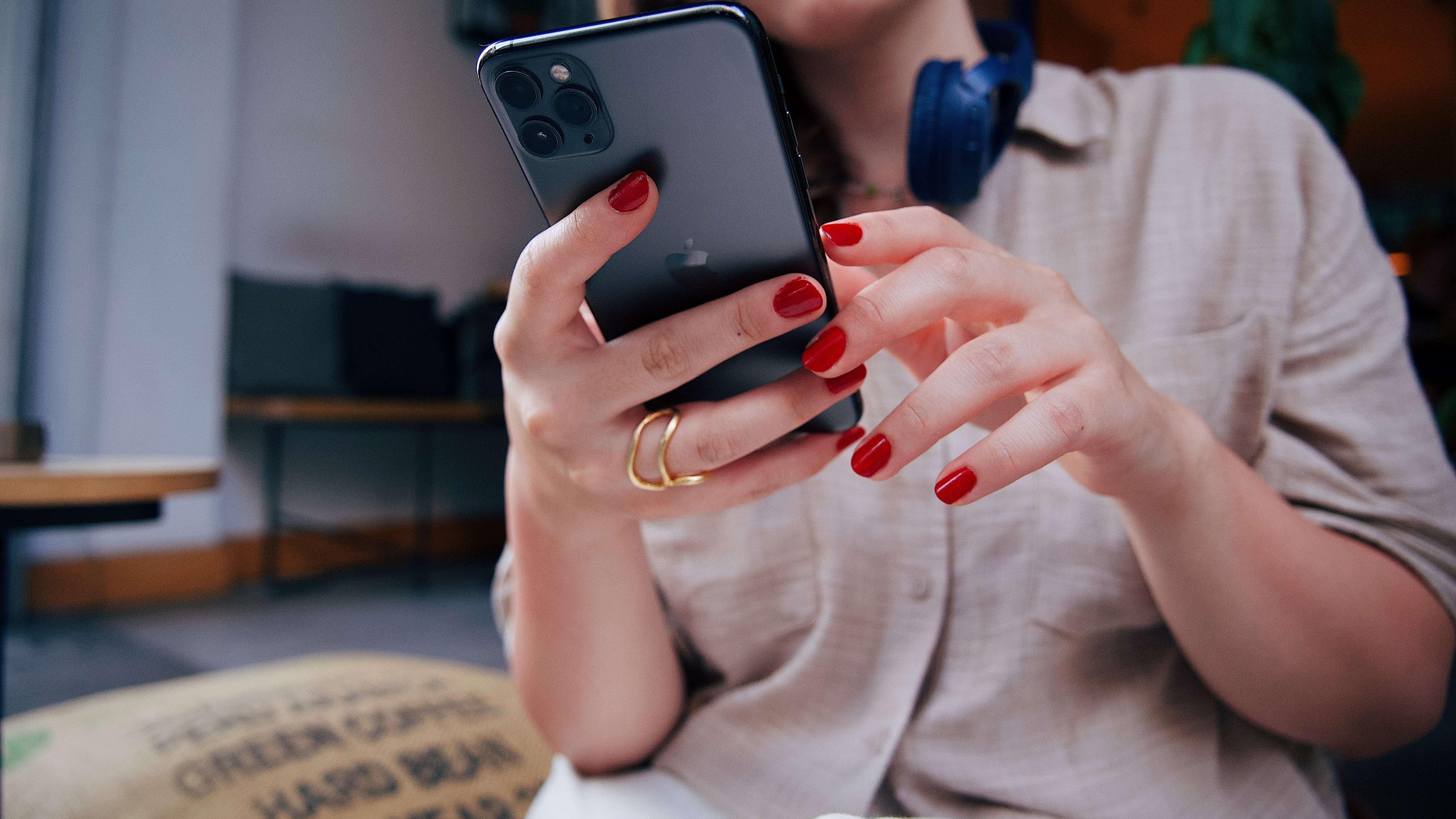 La manicura roja es ideal para mujeres sofisticadas y seguras