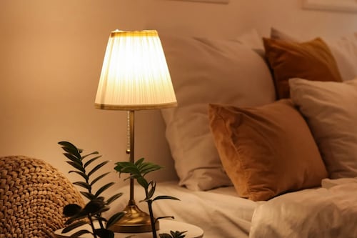 ¡Adiós a los cojines! La nueva forma de decorar tu cama que promete elegancia y un toque auténtico