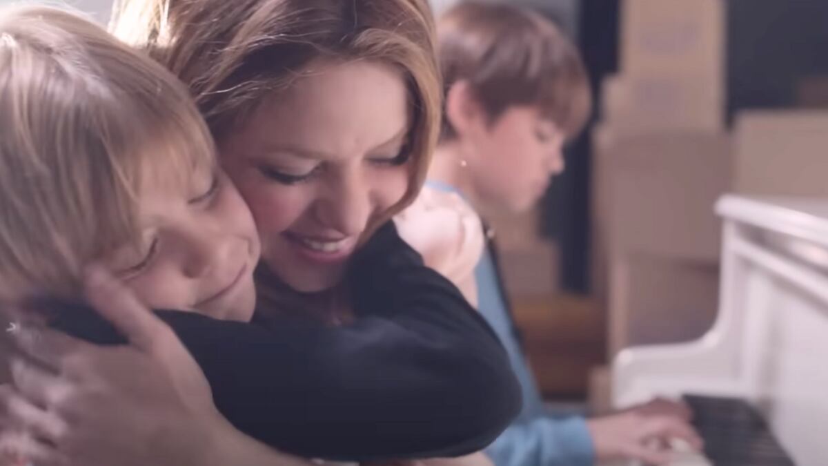 Shakira vivió un divertido momento junto a sus hijos decorando una casita de jengibre.