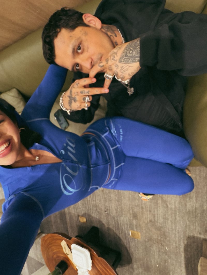 Ángela Aguilar presume su figura con look "entallado" azul