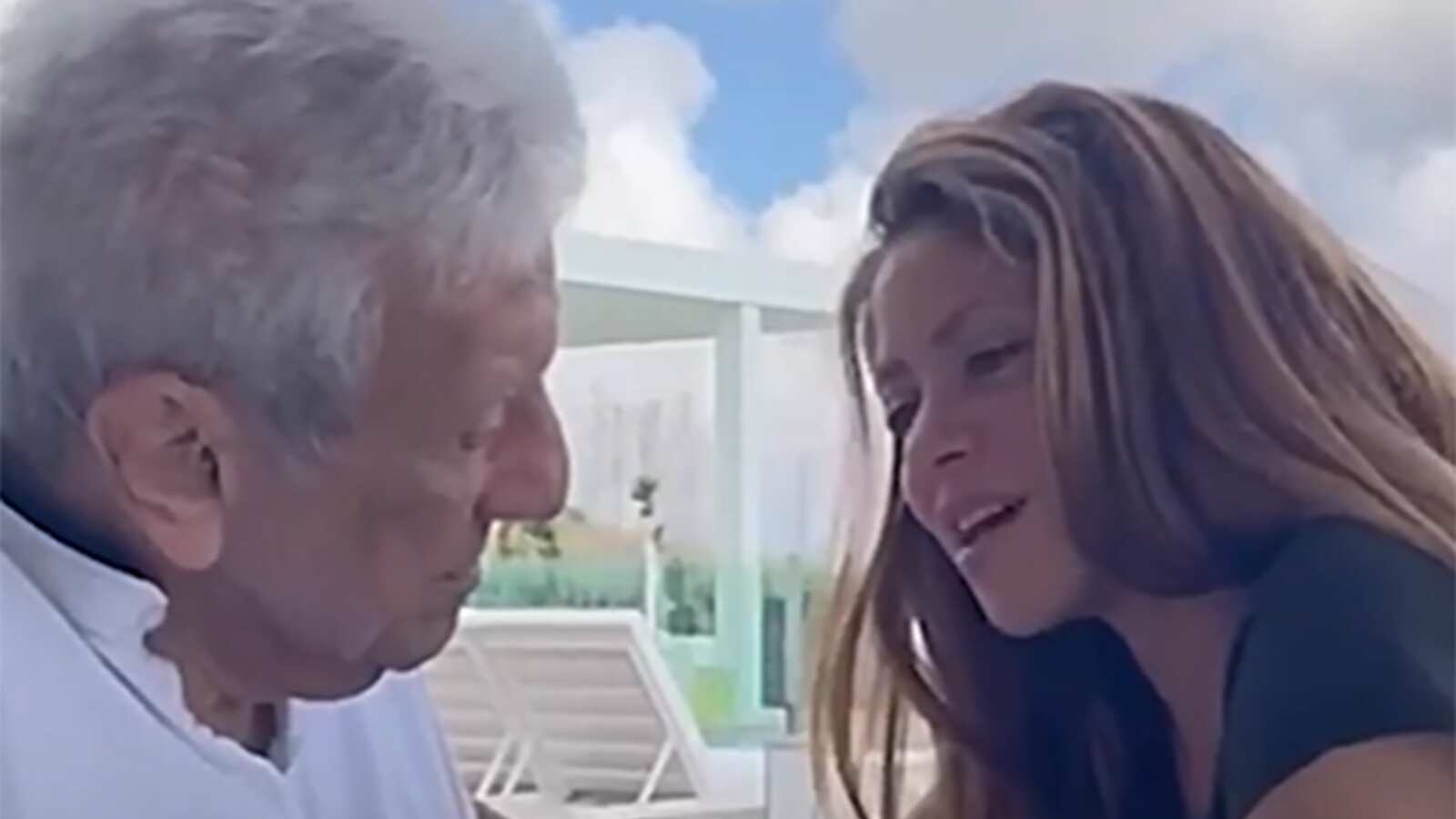 Shakira regala emotivo momento con sus padre a sus fans.