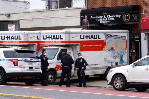 Macabro hallazgo en Nueva York: encuentran casi 50 cuerpos en descomposición apilados en camiones de mudanza